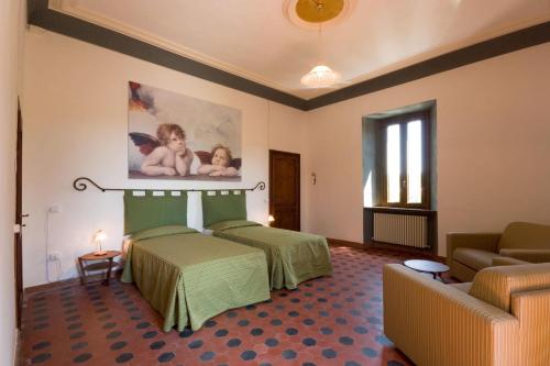pokój hotelowy z dwoma łóżkami i kanapą w obiekcie Raffaello Residence w mieście Sassoferrato