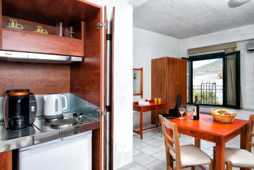 een keuken en een eetkamer met een tafel bij Erofili Apartments in Chersonissos
