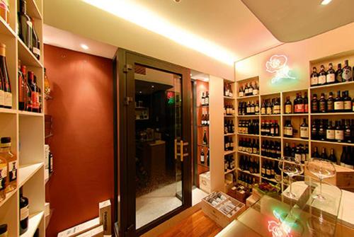 une salle avec un magasin de vin et un grand miroir dans l'établissement Il Bocciolo Della Rosa, à SantʼAgostino