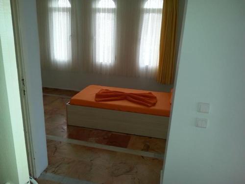 Un pat sau paturi într-o cameră la Yona Motel