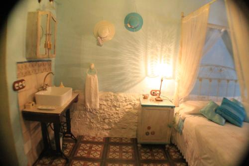 una camera da letto con lavandino e un letto con lampada di Alojamiento Rural El Chico a Fornes