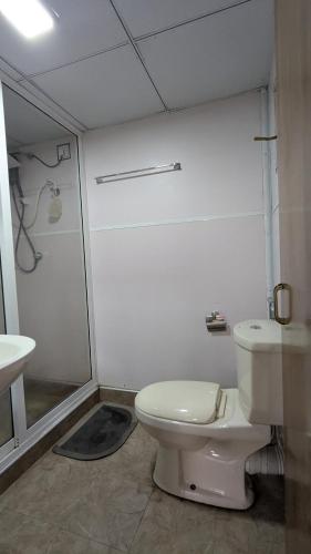 Un baño blanco con inodoro y ducha. en Harmony Hideaway Villa-Seeduwa, en Seeduwa