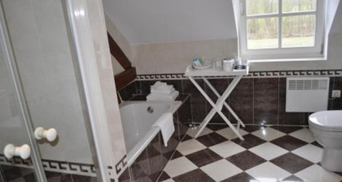 a bathroom with a tub and a sink and a toilet at Onsemhoeve in Dilbeek