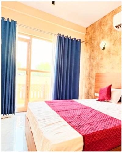 Hotel Jay ambey palace In Jaipurにあるベッド