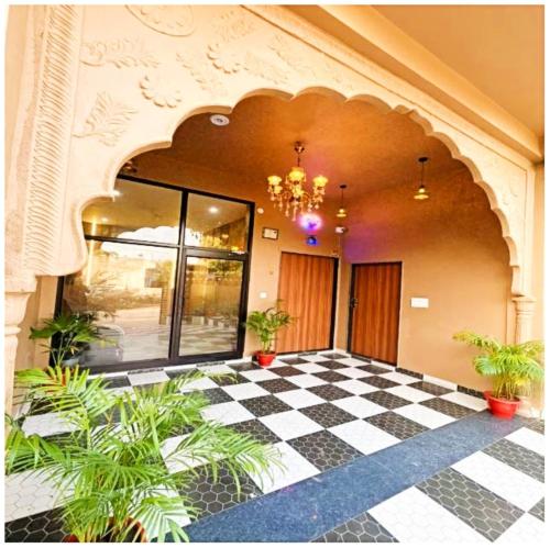 ジャイプールにあるHotel Jay ambey palace In Jaipurのチェッカーフロアのロビーとシャンデリア