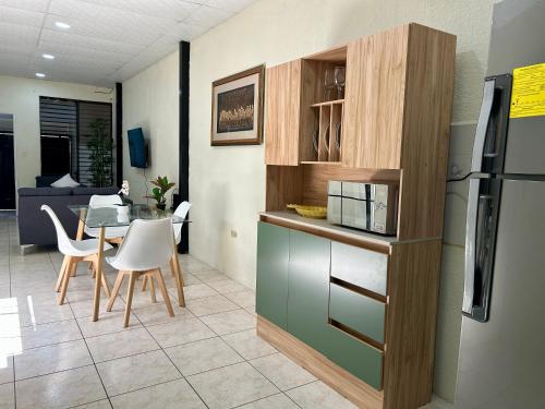 Η κουζίνα ή μικρή κουζίνα στο Casa Virginia, AC, Close to Downtown, Private
