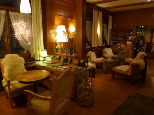 a living room with a table and chairs at Hotel Blumental in Mürren
