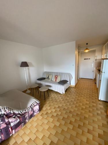 un salon avec un canapé et une table dans l'établissement Très beau studio cabine, au Cap d'Agde