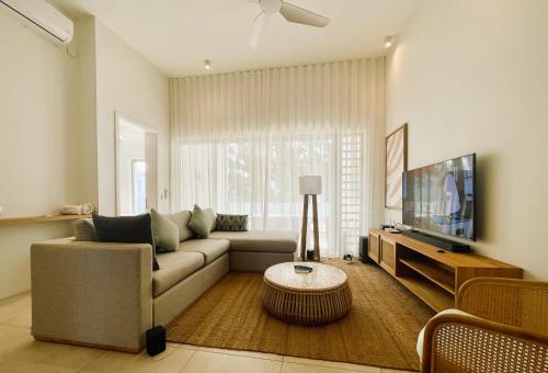 Ocean Grand Gaube with LOVにあるテレビまたはエンターテインメントセンター