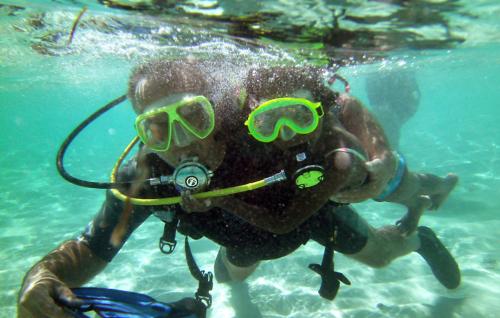 eine Person mit einer Schutzbrille und einem Taucher im Wasser in der Unterkunft Corales Punta Rusia in Punta Rucia