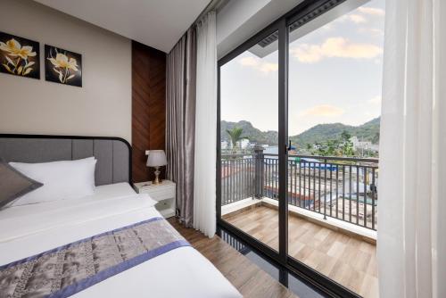 a bedroom with a bed and a balcony at Cat Ba Seoul 2 Hotel & Apartment in Cat Ba