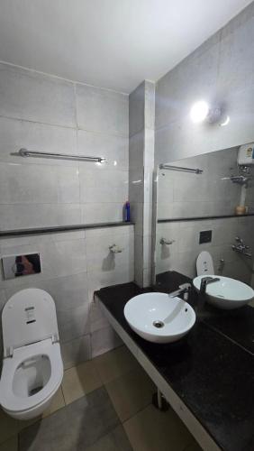 KedārnāthにあるShivpuri House Kedarnathの白いトイレと洗面台のあるバスルーム