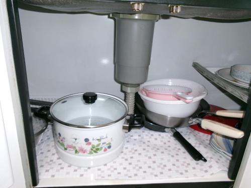 a kitchen with a mixer and a pot under a sink at Guest House 紫-YUKARI- in Kami-furano