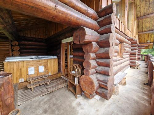 widok na kabinę z drewnianymi ścianami w obiekcie Chalet SPA Le Royal Nathalie MN La rouge w mieście La Bresse