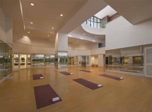 a yoga room with a bunch of yoga mats at Grand Hyatt Erawan Bangkok in Bangkok