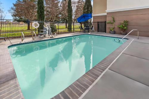 a swimming pool in a house at Comfort Suites Clovis - Fresno in Clovis