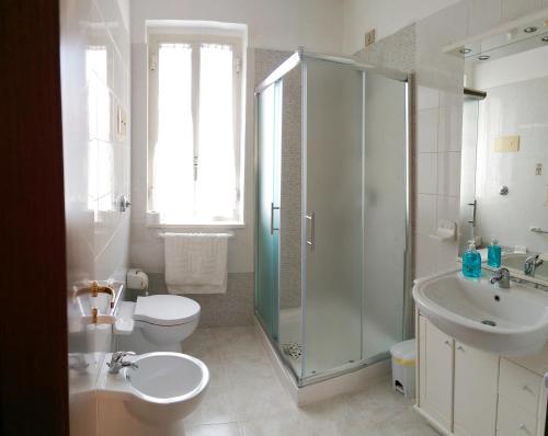 e bagno con doccia, servizi igienici e lavandino. di Casa Anna & Bruna a Marina di Ragusa