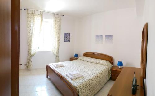 una camera con letto e finestra di Casa Anna & Bruna a Marina di Ragusa