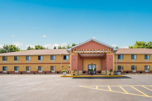an empty parking lot in front of a hotel at Quality Inn O'Fallon IL - St Louis in O'Fallon