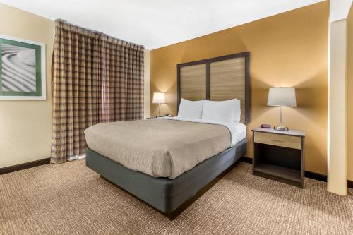 Кровать или кровати в номере Quality Inn & Suites Spring Lake - Fayetteville near Fort Bragg