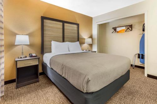 Кровать или кровати в номере Quality Inn & Suites Spring Lake - Fayetteville near Fort Bragg