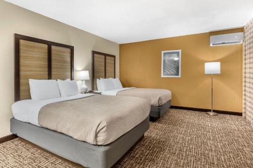Кровать или кровати в номере Quality Inn & Suites Spring Lake - Fayetteville near Fort Bragg