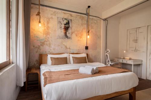 a bedroom with a large bed in a room at Urban Nest Townhouse, Local-feel, Roof,Nightmarket in Bangkok