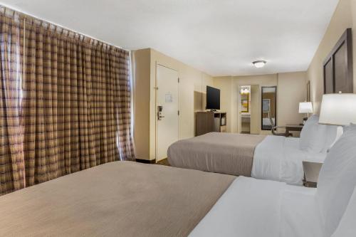 Кровать или кровати в номере Quality Inn & Suites Spring Lake - Fayetteville near Fort Bragg