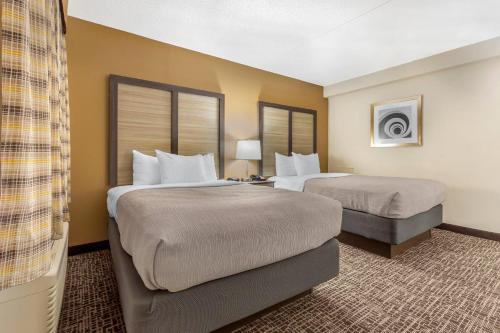 Кровать или кровати в номере Quality Inn & Suites Spring Lake - Fayetteville near Fort Bragg