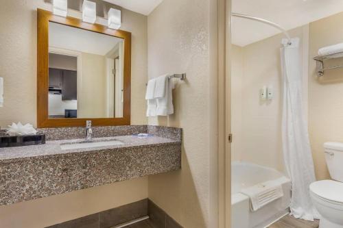 Ванная комната в Quality Inn & Suites Spring Lake - Fayetteville near Fort Bragg