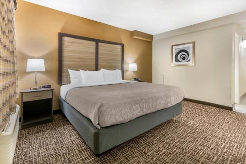Кровать или кровати в номере Quality Inn & Suites Spring Lake - Fayetteville near Fort Bragg
