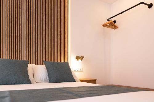 Postel nebo postele na pokoji v ubytování Almar Suites