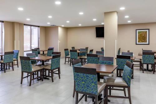 Гостиная зона в Quality Inn & Suites Spring Lake - Fayetteville near Fort Bragg