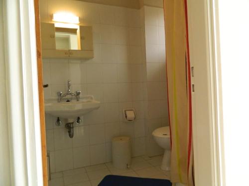 een badkamer met een wastafel en een toilet bij Studio Romantica in Laganas