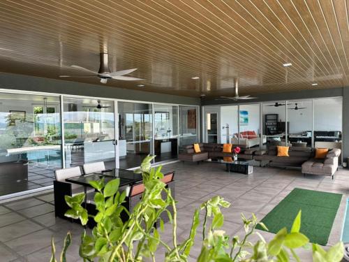 Aroha Seaview Villa In Nature -Private Poolにあるキッチンまたは簡易キッチン
