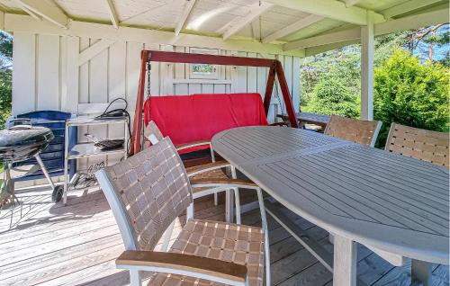 Imagen de la galería de Amazing Home In Höviksnäs With Wifi, en Höviksnäs