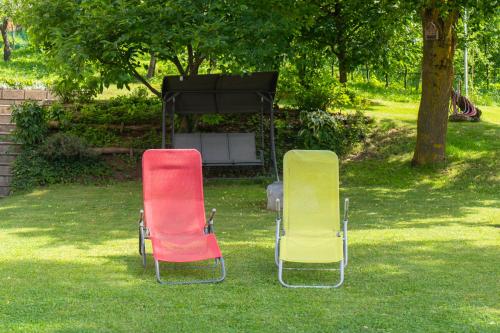 two chairs sitting in the grass in a yard at Pension Baumgarten in Naturno