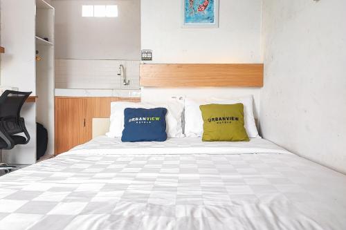 Ένα ή περισσότερα κρεβάτια σε δωμάτιο στο Urbanview Hotel Syariah at Waskita Residence Telanaipura