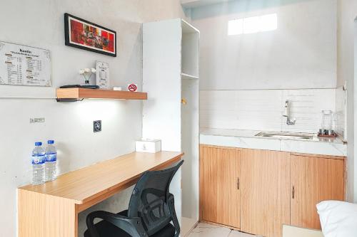 Η κουζίνα ή μικρή κουζίνα στο Urbanview Hotel Syariah at Waskita Residence Telanaipura