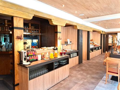una cucina di un ristorante con un bancone con le bevande sopra di Familienhotel Kleinwalsertal a Riezlern