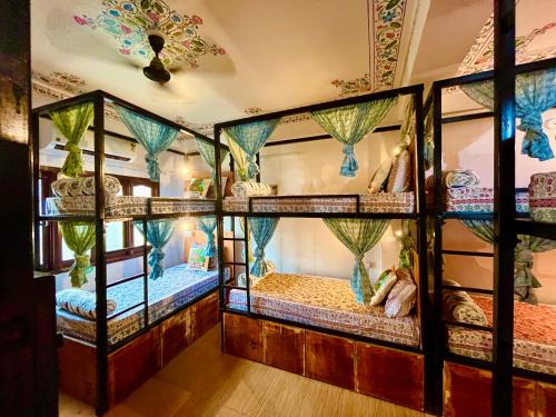 乌代浦Turtle Hostel Udaipur的有四张双层床的房间