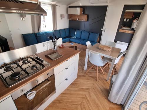 une cuisine et un salon avec une cuisinière et une table dans l'établissement La cabane oceane, à Lège-Cap-Ferret