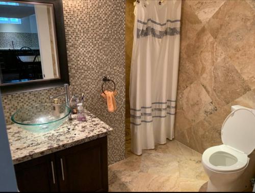Ένα μπάνιο στο Basement apartment