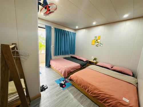 a room with two beds and a window at Homestay Hoa ban in Mộc Châu