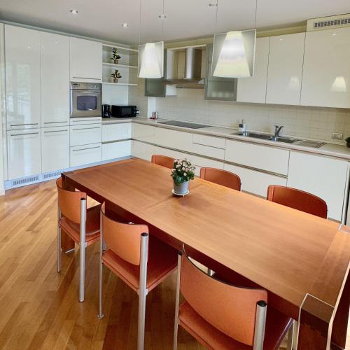 Dapur atau dapur kecil di Grand View Como Lake Apartment 3