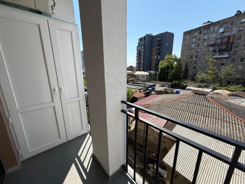 balcón con puerta y vistas a la ciudad en VictoryStreetApartment, en Kutaisi