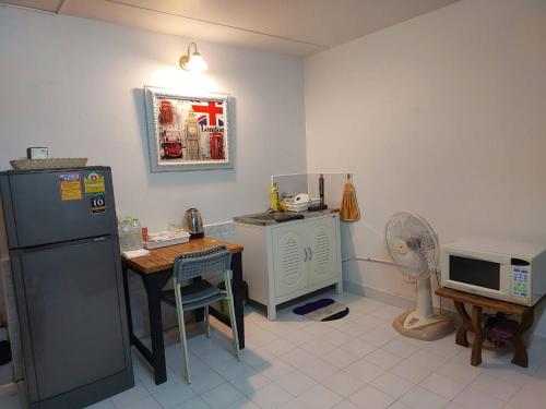 Η κουζίνα ή μικρή κουζίνα στο Popular Muang Thong Condo,Building 5