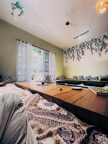 Cette chambre comprend une grande table en bois. dans l'établissement Gava, à Bangalore