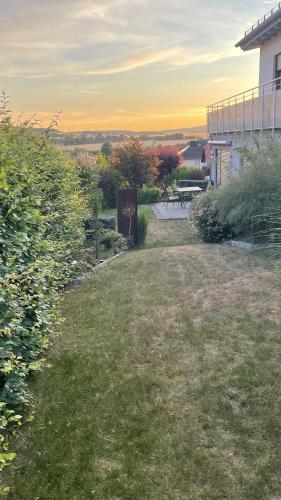 a view of a yard with a picnic table in the distance at Ferienwohnung Lahnurlaub in Huttenberg