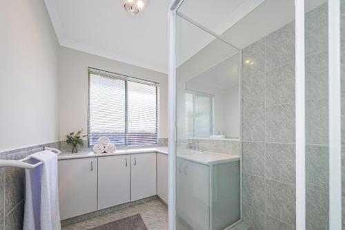 Koupelna v ubytování Beauty And the Beach Coastal Comfort at its best.